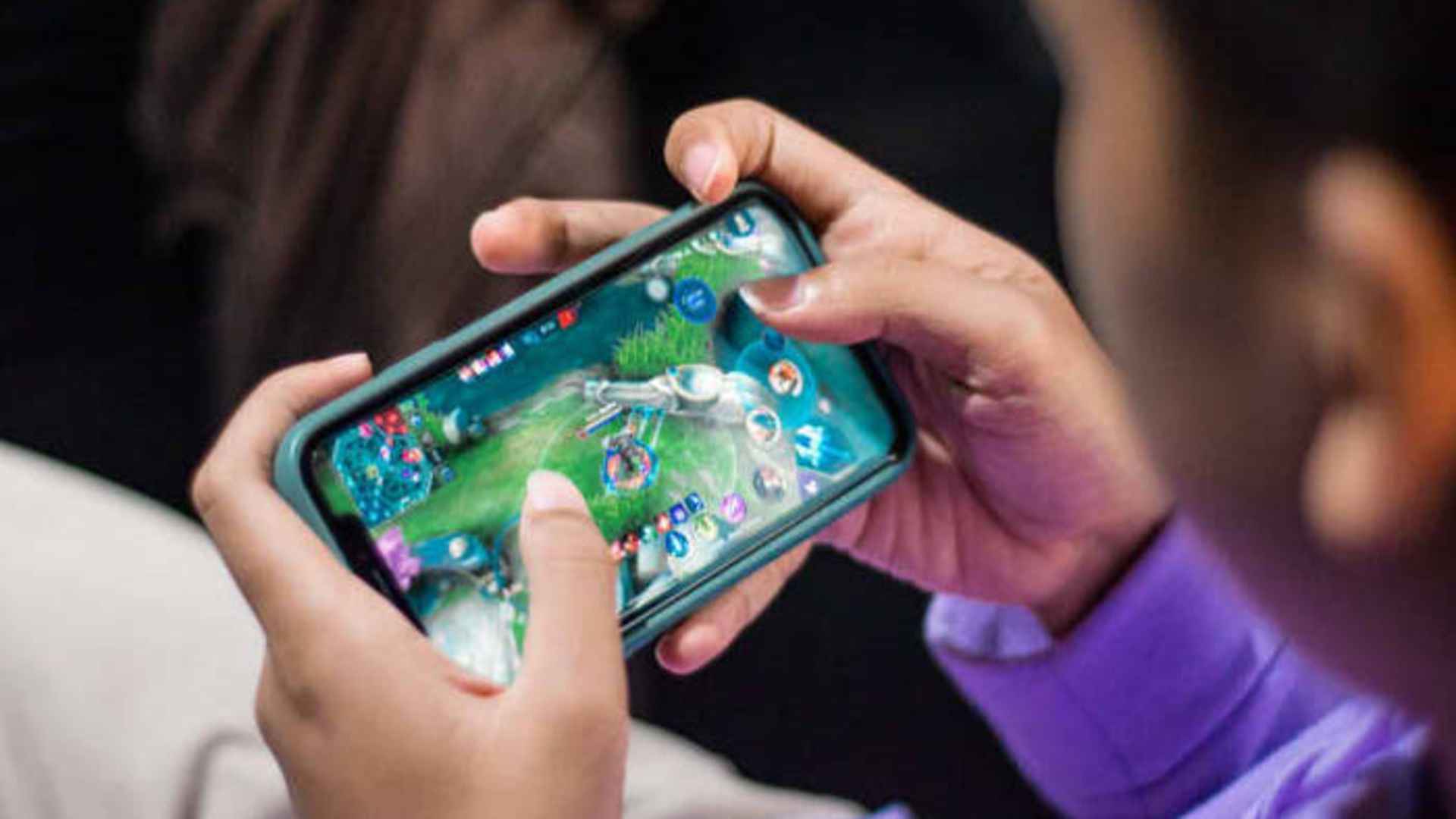Cloud Gaming: Playing High-End Football Simulations on Your Phone